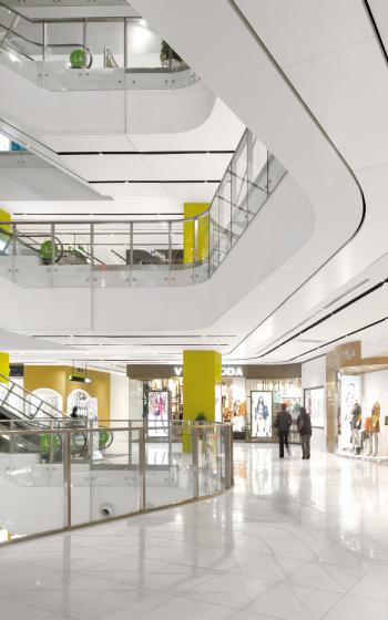 Pest control – case study w centrum handlowym Centrum handlowe. Nowoczesne wnętrze galerii handlowej z windami i sklepami