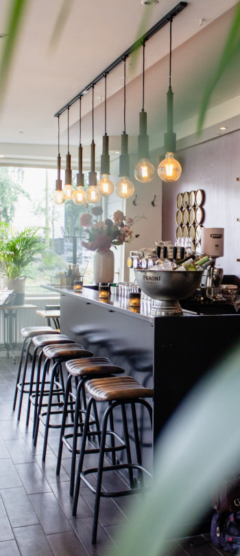 Restauracja barowa Restauracja barowa. Wnętrze restauracji z barem, stołkami i lampami sufitowymi